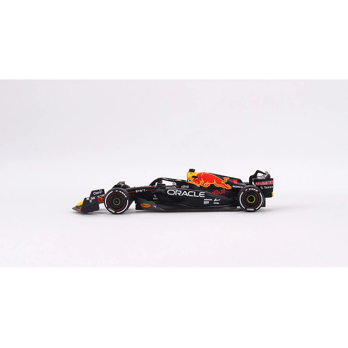 Oracle Red Bull Racing RB18 #1 Max Verstappen 2022 Abu Dhabi Grand Prix  Winner - 1:64 Scale Diecast Model Car - Image 3